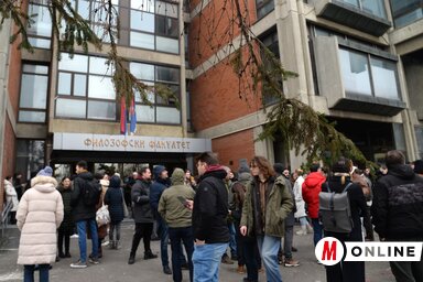 Fotónk szerdán készült, amikor a tiltakozók még bemehettek a Bölcsészettudományi Kar épületébe (Fotó: Dávid Csilla felvétele)