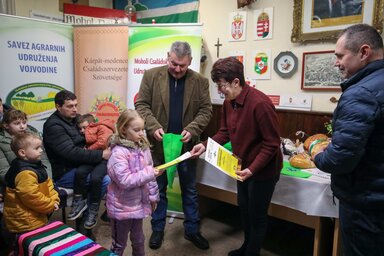 Foto Video Studio Dobai felvétele - A termelők egy része a gyermekeivel együtt vett részt a moholi rendezvényen