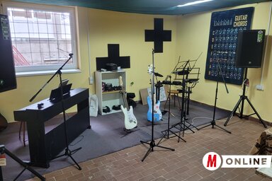 Az iskola klubhelyisége az új zenei felszereléssel (Fotó: Lakatos János felvétele)