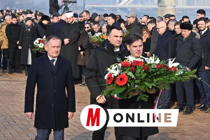 Magyar József Zoltán nagykövet lerója kegyeletét (Fotó: Ótos András felvétele)