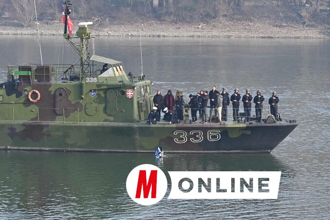 A Szerb Hadsereg folyami flottillájának hajójáról koszorút engedtek a Dunába, a megemlékezés a Strandon lévő emlék-márványkockánál folytatódott (Fotó: Ótos András felvétele)