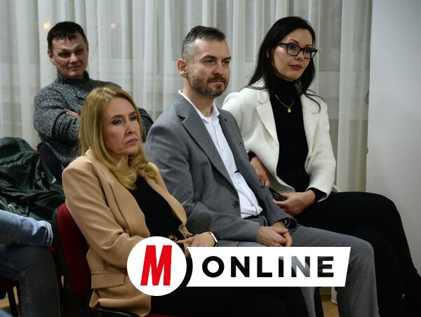 Végvári Angéla nyomdáért felelős segédigazgató, Diósi Árpád főszerkesztő-helyettes és Pesevszki Evelyn fő- és felelős szerkesztő (Fotó: Dávid Csilla felvétele)