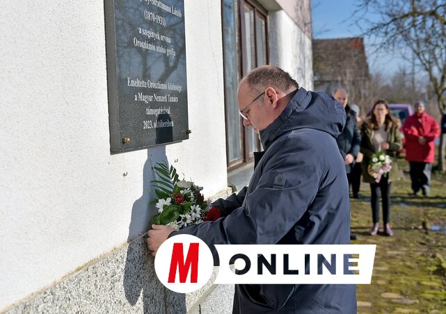 Hugyik Richárd elhelyezi a koszorút Dr. Batthyány-Strattmann László emléktáblájánál (Fotó: Gergely Árpád)