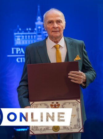 Dr. Antal Zoltán az elismeréssel/Vidács Hajnalka felvétele