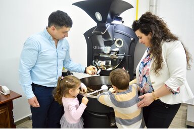 A család nemcsak része a vállalkozásnak, hanem az alapja is (Fotó: alaja Coffee Roasters kávépörkölő)