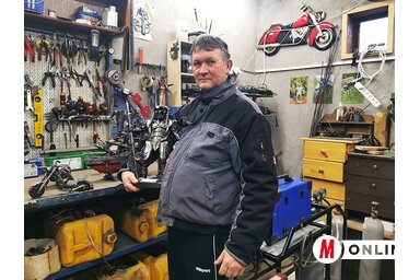 Végel Nándor a műhelyében a Csillagok háborúja filmekből ismert figurával (Fotó: Herceg Elizabetta)