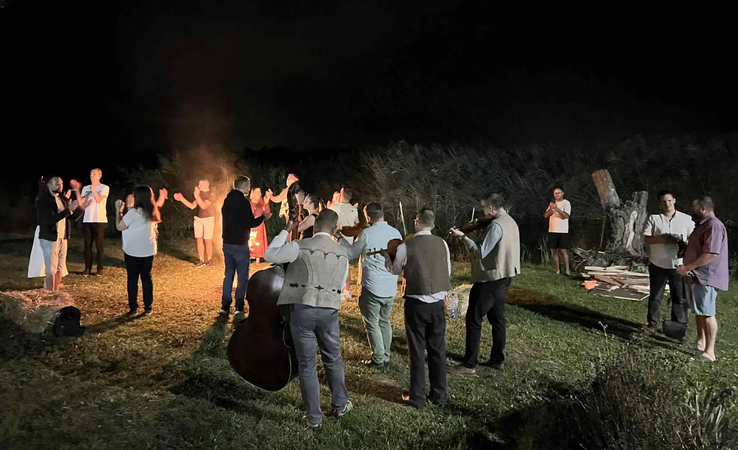 A tábori esték fényeiben tánc, zene és barátság fonódik össze, miközben mindenki a közösség részévé válik