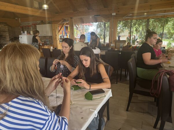 Kézműves foglalkozások, játékok és beszélgetések – itt minden pillanat a kreativitásról és az összetartozásról szól