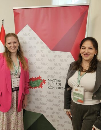 A konferenciákon való jelenlét lehetőség a tapasztalatcserére és a hálózatépítésre, miközben a fiatalok hangja hallhatóvá válik