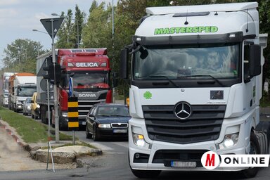 A demonstrálók ma délben teljesen lezárták a schengeni országok felé vezető teherforgalmi terminálokat (Fotó: Dávid Csilla illusztrációja)