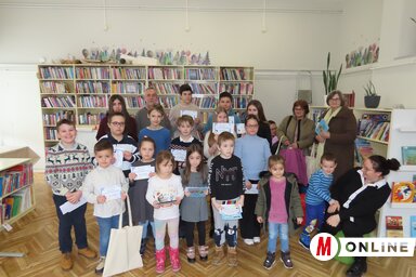 A képzőművészeti és a könyvajánló pályázat díjazottjai az adai gyermekkönyvtárban (Fotó: Csincsik Zsolt felvétele)