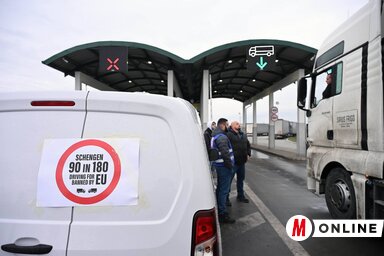A demonstrálók ma délben teljesen lezárták a schengeni országok felé vezető teherforgalmi terminálokat (Fotó: Molnár Edvárd felvétele)