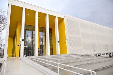 Az új, 12 ezer négyzetméteres épületnek háromszor akkora a kapacitása, mint a régi iskolának (Fotó: novisad.rs)