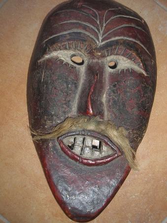 A busómaszk fűzfából faragott, emberi arcot ábrázoló álarc. Többféle változáson ment át, mire elérte mai formáját. A legrégibb maszkok alig tenyérnyi nagyságúak voltak, elnagyolt formákkal, később az ügyesebb kezű faragók karakteresebb vonásokat próbáltak csempészni beléjük