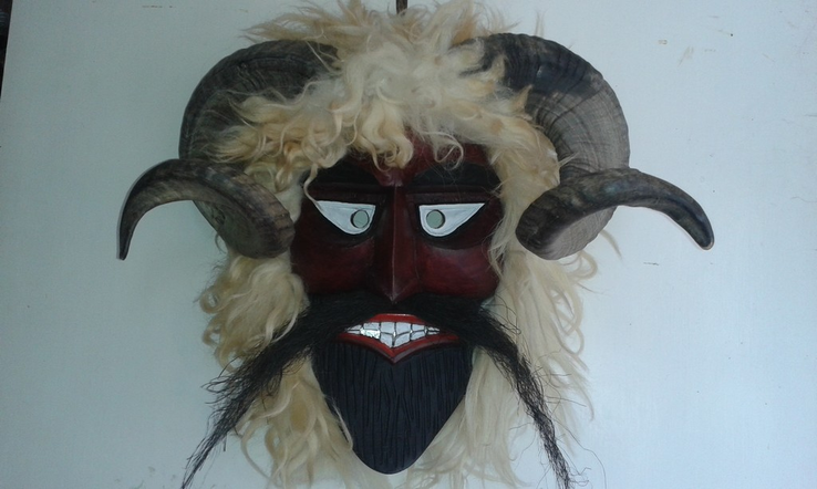 A maszkos alakoskodás eredetileg mágikus jelentéssel bírt: a tél és a rossz szellemek elűzését szolgálta