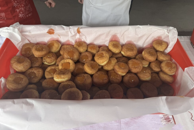 Az elmaradhatatlan finomság a fánk, amely a néphit szerint bőséget és szerencsét hoz / Fotó: Vámos Arnold