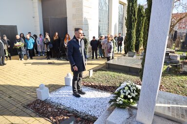 A polgármester hangsúlyozta, hogy a megemlékezés kultúrájának ápolása a társadalom folyamatos kötelessége (Fotó: novisad.rs)