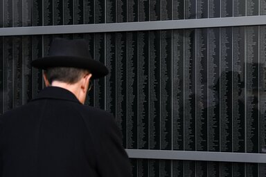 MTI/Megemlékezés a Páva utcai Holokauszt Emlékközpont udvarán található Emlékfalnál