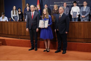Ferenci Orsolya Đuro Macut kormányfővel és Dejan Vuk Stanković oktatási miniszterrel (Az oktatási minisztérium felvétele)