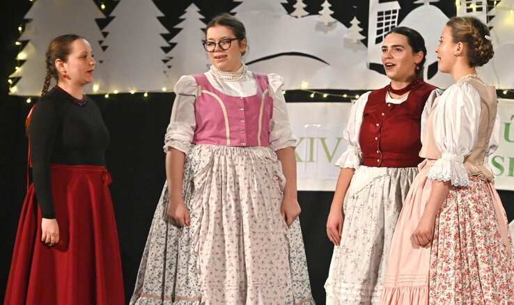 A Kincsünk leánykórus zentai népdalokat énekelt