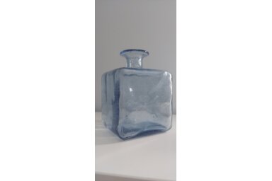 A kék kockaüveg kiválóan alkalmas dekorációnak, és különleges kialakításának köszönhetően vázaként is használható