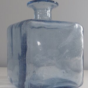 A kék kockaüveg kiválóan alkalmas dekorációnak, és különleges kialakításának köszönhetően vázaként is használható
