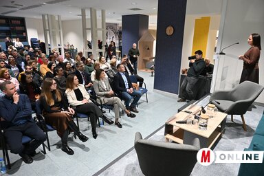 A filmbemutató előtt Varga Diósi Viola, az MCC vajdasági programokért felelős igazgatója köszöntötte az egybegyűlteket (Fotó: Molnár Edvárd felvétele)