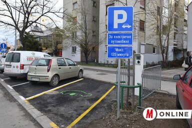 A Lázár cár sugárút mellett idestova 9 éve ingyenesen tölthetik elektromos gépkocsijaikat a vezetők (Fotó: Ótos András felvétele)