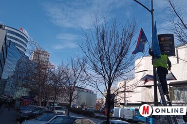 Javában folyik a készülődés: csütörtökön zászlódíszbe öltöztették a sugárutakat (Fotó: Szeli Balázs felvétele)