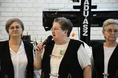 A vendégeket Paróci Mária, a házigazda Aranykalász kézimunkacsoport vezetője köszöntötte / Fotó: Paraczky László