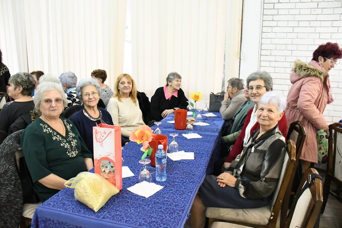 A pirosi kézimunkaegyesület képviselői