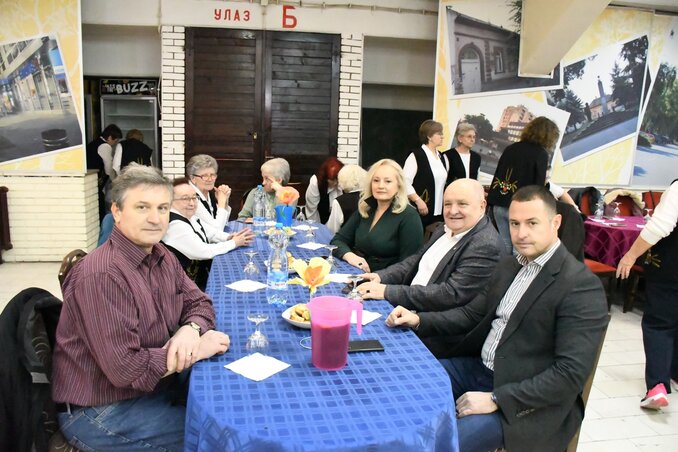 A verbászi önkormányzat, Kúla képviselője és Bógáncs Andrijašević Lívia (középen)