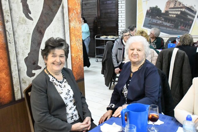 Az újvidéki kézimunka-egyesület képviselői