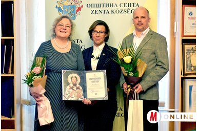 A pedagógus és az igazgató az ország legrangosabb oktatási díját vehették át, amelyhez Burány Hajnalka is gratulált (Gergely Árpád felvétele)