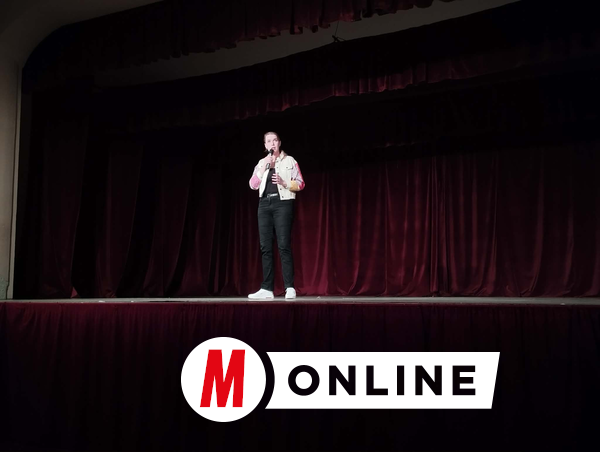 Ács Fruzsina a színpadon elsősorban személyes élményeiből merít (Kancsár Izabella felvétele)