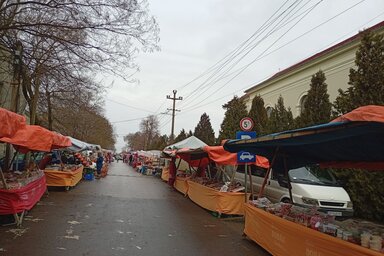 A búcsúi kirakodóvásárt visszahelyezték Kossuth Lajos utcába (Vidács Hajnalka felvétele)