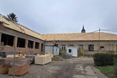 Az Ifjúsági Otthon épülete új tetőszerkezetet kapott: a tervek szerint az idén a belső munkálatokat is befejezik (Fotó: Varga Zoltán)