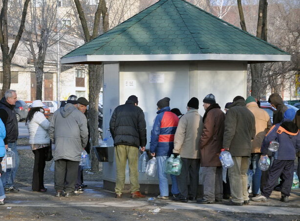 Sorban állás az Öko-kútnál