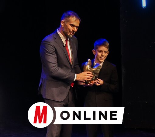 Jó kezekbe került a szobrocska/Ótos András felvétele