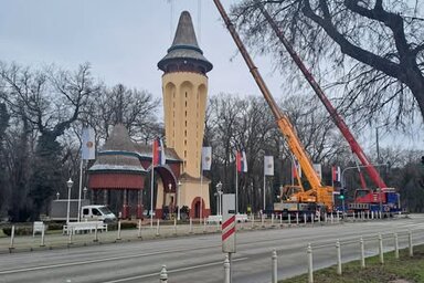 A palicsi Víztorony fémcsúcs elferdült, amit most csavarokkal rögzítenek (Fotó: Góli Csilla/Facebook)