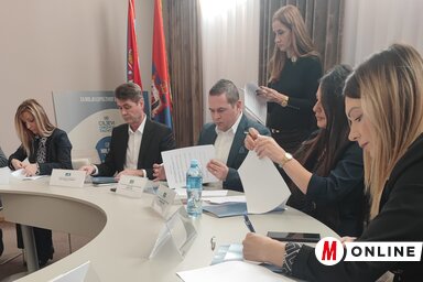 A megállapodás aláírása, Ótott Róbert középen (Fotó: Rapos Emma)