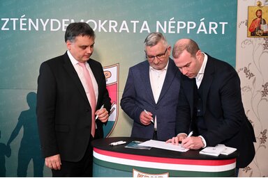 MTI/Latorcai Csaba, mellette párttársai, Földi László és Hollik István országgyűlési képviselők aláírják a KDNP petícióját