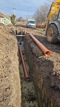 Csatornaakna és a csővezeték kiépítése (Fotó: Kúti Gábor)