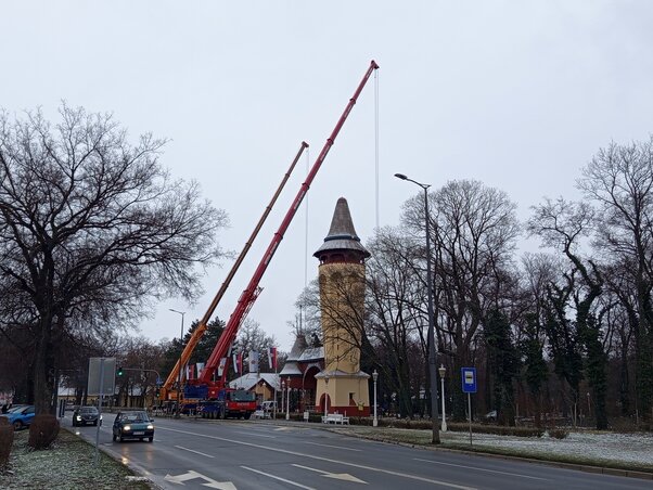 Hétfőn két daruskocsival folytak a munkálatok a Víztoronynál / Fotó: Benedek Miklós