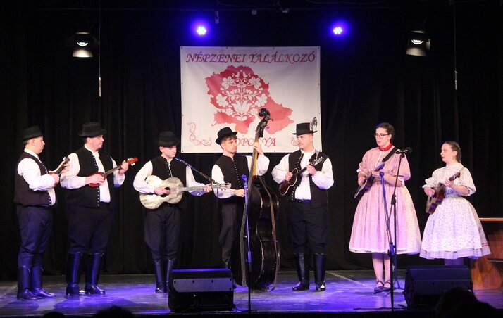 A zentagunarasi Tácsi tamburazenekar