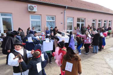 Csincsik Zsolt felvétele - A tavalyi farsangi felvonulás a székház előtt