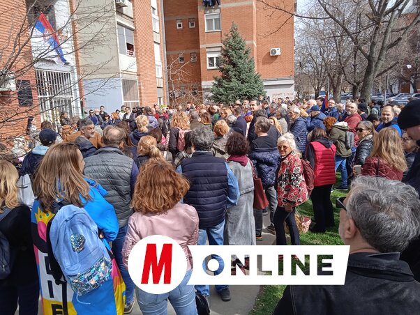 A limáni helyi közösségben 2026. január 18-án megtartott lakossá-
gi gyűlésen hivatalos döntést hoztak: állásfoglalásuk szerint a limáni
polgárok határozottan elutasítanak minden olyan eladást, átminősítést
és beépítést, amely a jelenleg közpark, illetve sport- és rekreációs célú zöld területként nyilvántartott parcellát érintené. Az építkezési javaslat ellen a környéken élők már korábban is tiltakoztak – a fotó 2024-ben
készült a limáni helyi közösség irodája előtt (Fotó: Szeli Balázs felvétele)