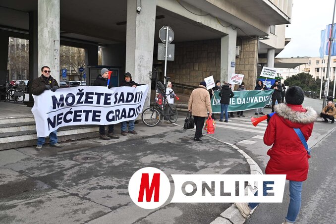 Ültethettek, nem építhettek! – üzenték szerdán a képviselő-testület épülete előtt tiltakozó polgárok (Fotó: Ótos András felvétele)