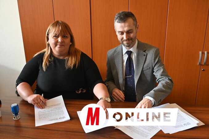 Direktorka Edvina Erdedi i zamenik glavnog i odgovornog urednika Arpad Dioši na potpisivanju ugovora