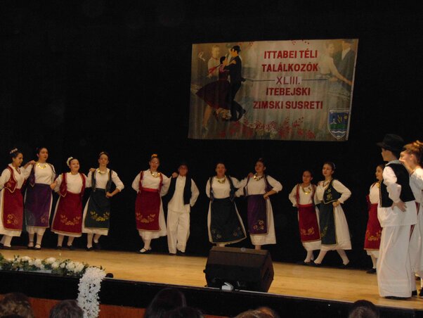 A szerbittabéi Zora Művelődési Egyesület középső néptánccsoportja bánáti néptáncokat mutatott be